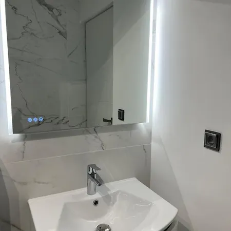Hasdeu Elegant With Pool 아파트 *