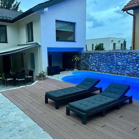 아파트 Hasdeu Elegant With Pool
